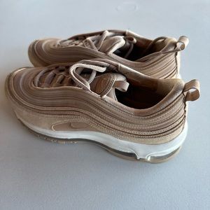 selling nike shoes -NEVER WORN-